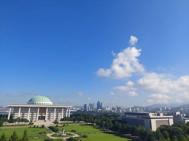 오늘날씨, 내일날씨, 주간날씨 예보 ⓒbnt뉴스= 월요일인 오늘(28일) 날씨는 중국 북부지방에서 서해상으로 이동하는 고기압의 가장자리에 들어 전국이 구름 많다가 아침부터 맑아지겠다. 기상청 오늘날씨 예보에 따르면 이날 낮 최고 기온은 24도까지 올라 포근하겠고, 바람이 강하게 부는 곳이 있겠다.