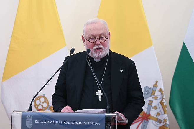 폴 갤러거 대주교가 지난 3월 헝가리 외교통상부 장관과의 회담을 마치고 공동 기자회견에서 연설하고 있다./EPA 연합뉴스