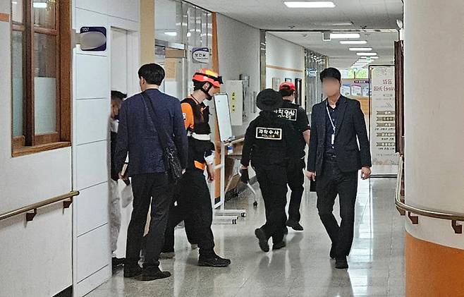 28일 학생 흉기 난동이 발생한 청주의 한 고등학교에서 경찰 등이 사고 상황을 파악하고 있다. /뉴스1