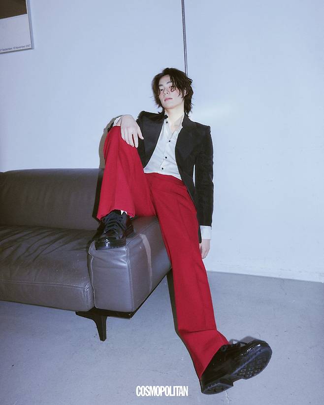 재킷, 셔츠, 팬츠 모두 Valentino. 슈즈 Converse. 양말 스타일리스트 소장품.