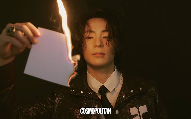 레더 재킷 Courrèges. 셔츠 Heon Kim. 반지 Versace. 타이 스타일리스트 소장품.