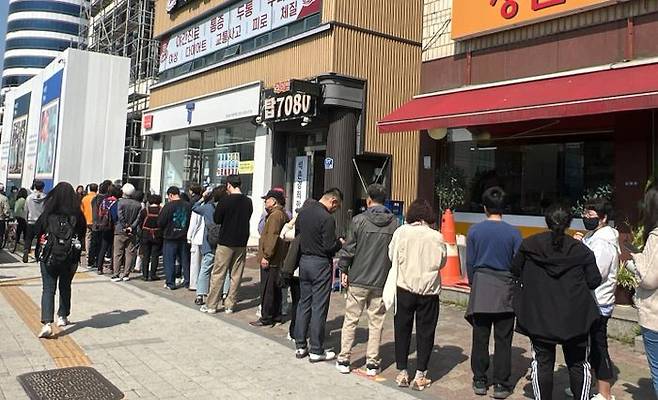 28일 서울 송파동의 한 SK텔레콤 직영점에서 유심을 교체하려는 고객들이 길게 줄지어 서있다.ⓒ데일리안 이주은 기자