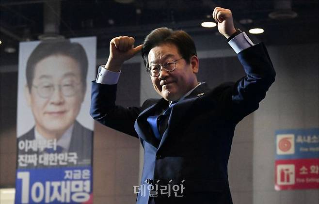 이재명 후보가 27일 오후 경기도 고양 일산서구 킨텍스 제2전시장에서 열린 민주당 21대 대선 후보자 선출을 위한 수도권·강원·제주 합동연설회에서 당원들에게 인사하고 있다. ⓒ데일리안 홍금표 기자