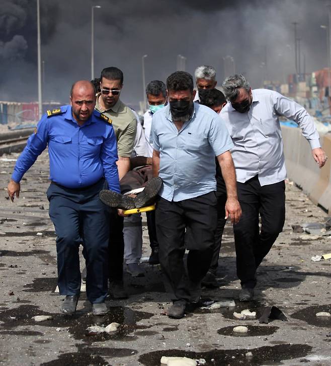 폭발 현장의 부상자가 들것에 실려 이송되고 있다. 현지 시간 27일 오후 1시 기준 28명이 숨지고 800여 명이 부상을 당한 가운데 실종자, 중상자가 많아 사상자가 늘어날 가능성이 제기된다. 반다르아바스=AP 뉴시스