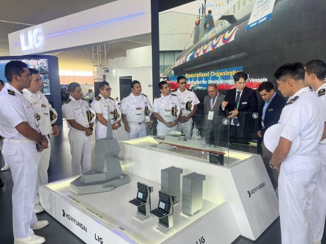 페루 해군 관계자가 페루 국제방산전시회 SITDEF2025에 마련된 LIG넥스원 전시장을 방문해 다양한 해상 솔루션에 대한 설명을 듣고 있다. LIG넥스원 제공