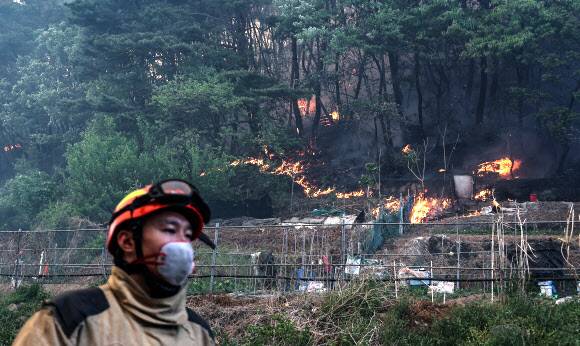 28일 오후 2시 1분께 대구 북구 노곡동 함지산에서 산불이 발생하고 있다. 연합뉴스