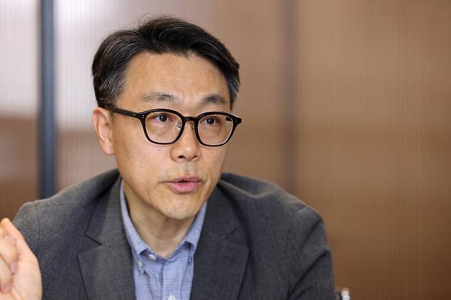 김진욱 전 공수처장이 2025년 4월17일 오후 법무법인 함백 사무실에서 한겨레21과 인터뷰하고 있다. 류우종 기자 wjryu@hani.co.kr