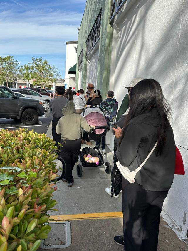 11일 미국 캘리포니아주 에머리빌의 한 트레이더 조스 매장 앞에 2.99달러짜리 미니백을 구매하려는 이들이 줄지어 서서 개점을 기다리고 있다. 실리콘밸리=이서희 특파원