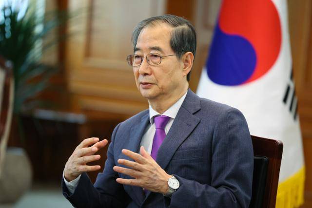 한덕수 대통령 권한대행이 22일 정부서울청사에서 영국 언론사 이코노미스트와 인터뷰하고 있다. 국무총리실