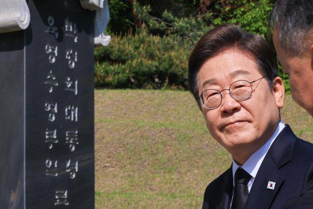 이재명 더불어민주당 대선 후보가 28일 서울 동작구 현충원을 찾아 박정희 전 대통령 묘소에서 참배하고 있다. 뉴스1