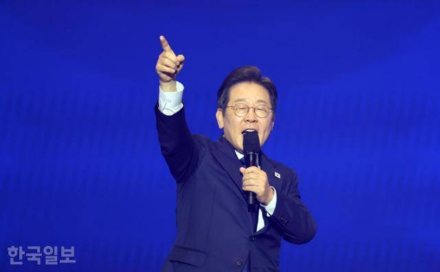 더불어민주당 대선 후보로 선출된 이재명 후보가 27일 경기 고양시 킨텍스에서 열린 '제21대 대통령선거 후보자 선출을 위한 수도권·강원·제주 경선 및 최종 후보자 선출 대회'에 참석해 후보 수락 연설을 하고 있다. 고영권 기자