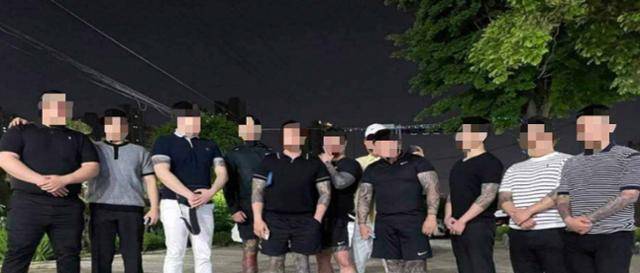 인천의 한 폭력 범죄단체 조직원들의 출소식 단체 사진. 인천지검 제공