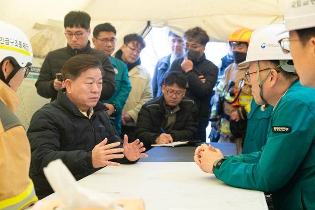 박승원 광명시장이 13일 신안산선 붕괴사고 현장에서 이한경 행정안전부 재난안전관리본부장에게 사고 지역인 광명 일직동 일부지역을 특별재난지역으로 지정해 줄 것을 건의하고 있다. 광명시 제공