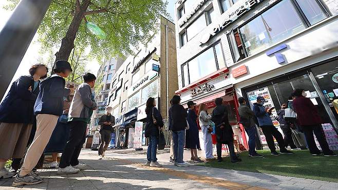 SKT 유심 무료교체 시작, 영업전부터 대리점은 대기행렬