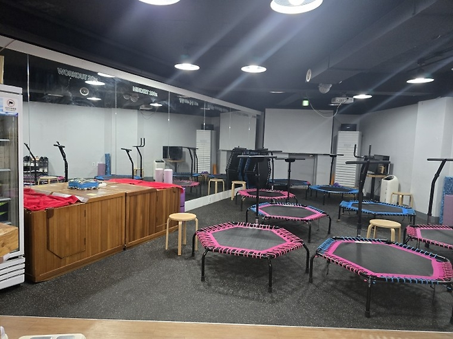 점핑운동 장비 옆에 불법 설치된 반신욕기(좌측 빨간 수건이 놓인 곳). 서울시 제공