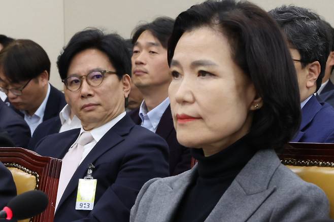 지난 18일 국회 과학기술정보방송통신위원회 전체회의에서 이진숙 방송통신위원장(오른쪽) 뒤로 신동호 EBS 신임 사장이 증인으로 출석해 앉아 있다. 연합뉴스