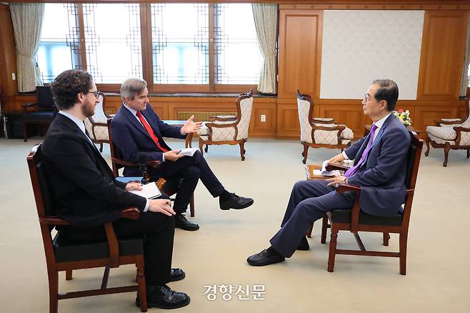 한덕수 대통령 권한대행 겸 국무총리가 지난 22일 정부서울청사에서 영국 이코노미스트와 인터뷰하고 있다. 국무총리실 제공
