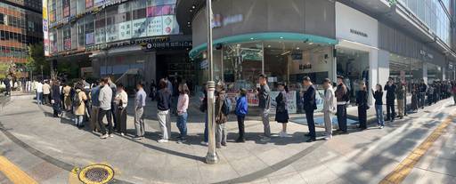 28일 오전 서울 시내 한 SKT 대리점에 유심 교체를 하기 위한 이용자들이 줄 서 기다리고 있다. 뉴시스