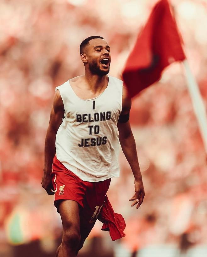 리버풀 공격수 코디 각포가 28일(한국시간) 영국 리버풀 안필드에서 토트넘을 상대로 추가골을 넣은 뒤 세레머니를 하고 있다. 코디 각포 인스타그램 캡처