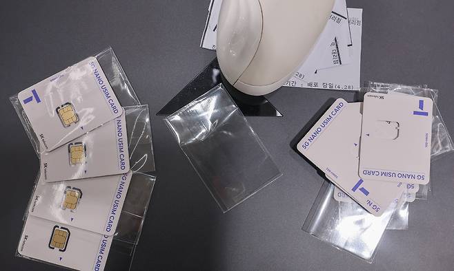 가입자 유심(USIM) 정보를 탈취당한 SK텔레콤이 유심 무료교체 서비스를 시작한 28일 서울 시내 한 SKT 대리점에 유심들이 놓여있다. 연합뉴스
