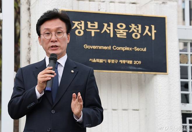 (서울=뉴스1) 임세영 기자 = 김민석 더불어민주당 최고위원이 17일 오전 서울 종로구 정부서울청사 앞에서 한덕수 대통령 권한대행 졸속 관세협상 불가 기자회견 및 1인 시위를 하고 있다. 2025.4.17/뉴스1 Copyright (C) 뉴스1. All rights reserved. 무단 전재 및 재배포, AI학습 이용 금지. /사진=(서울=뉴스1) 임세영 기자