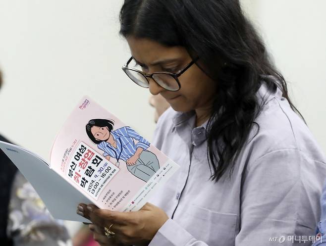 (부산=뉴스1) 윤일지 기자 = 30일 오후 부산 연제구 부산시청에서 열린 '2024 부산 여성 취·창업 박람회'에서 외국인 구직자가 면접을 기다리며 채용정보를 살펴보고 있다. 경력단절 여성의 취업이나 창업 정보를 제공하기 위해 마련된 이번 박람회에는 55개 기업이 참여해 100여 명을 채용할 예정이다. 2024.9.30/뉴스1 Copyright (C) 뉴스1. All rights reserved. 무단 전재 및 재배포, AI학습 이용 금지. /사진=(부산=뉴스1) 윤일지 기자