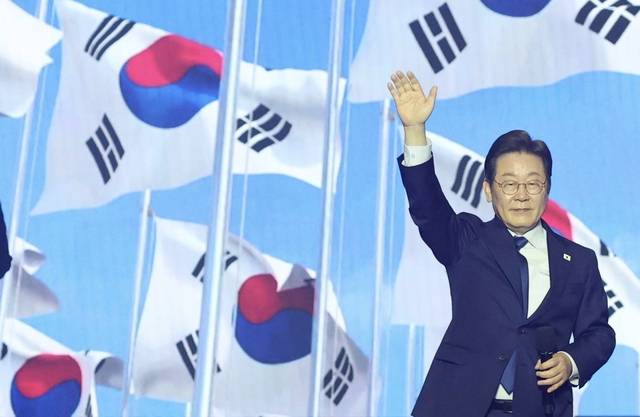 27일 경기도 고양시 킨텍스에서 열린 더불어민주당 제21대 대통령 선거 후보자 선출을 위한 수도권·강원·제주 합동연설회에서 이재명 후보가 대선후보로 선출된 후 수락연설을 하기 전 손을 들어 인사하고 있다. 공동취재단