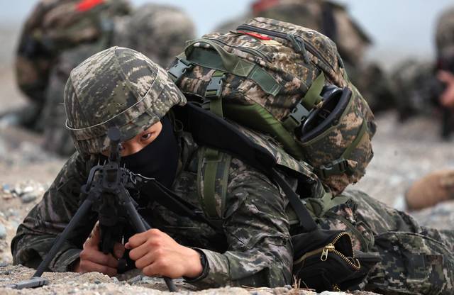 28일 오전 경북 포항시 북구 독석리 해안 일대에서 열린 해군·해병대 25년 전반기 합동상륙훈련 결정적 행동에서 해병대원이 사주경계를 하고 있다. 뉴시스 제공