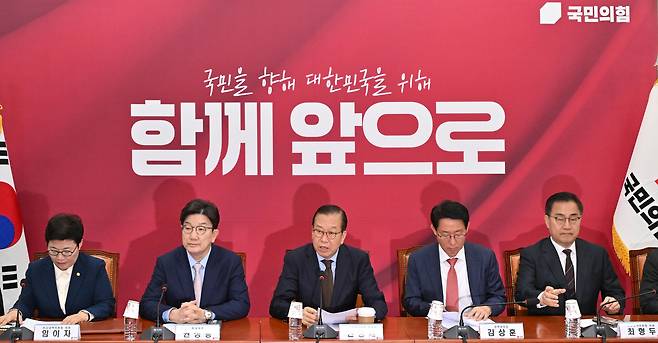 권영세(가운데) 국민의힘 비상대책위원장이 28일 오전 서울 여의도 국회에서 열린 비상대책위원회의에 참석해 발언을 하고 있다. 임세준 기자