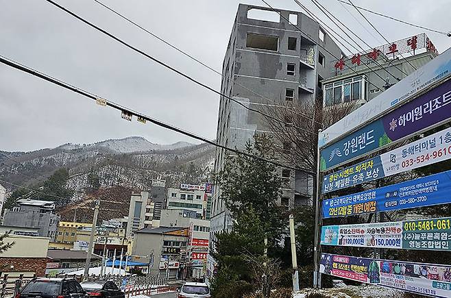정선군 사북역 앞에 10년 가까이 방치된 폐 건물. 9층 규모의 모텔로 신축하다가 공사가 중단되면서 사북의 흉물이 되고 있다.(사진=뉴시스) *재판매 및 DB 금지