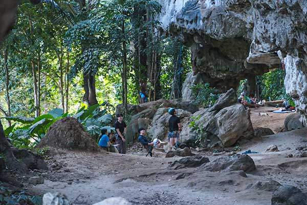 아오낭 노스월 첫 등반 후 옹기종기 모여 소감을 나누는 동아대산악회 재학생들.