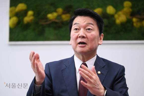 안철수 국민의힘 대선 경선 후보가 27일 서울 여의도 국회 의원회관에서 서울신문과 인터뷰하고 있다. 안 후보는 이재명 더불어민주당 대선 후보를 꺾기 위한 강점으로 ‘중도층 확장력’을 꼽았으며 이공계 출신으로서의 경쟁력도 강조했다. 홍윤기 기자