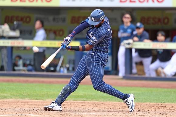 삼성 라이온즈 르윈 디아즈가 27일 대구 삼성라이온즈파크에서 열린 2025 KBO리그 정규시즌 NC 다이노스와의 홈 경기에서 홈런을 치고 있다. 삼성 라이온즈 제공