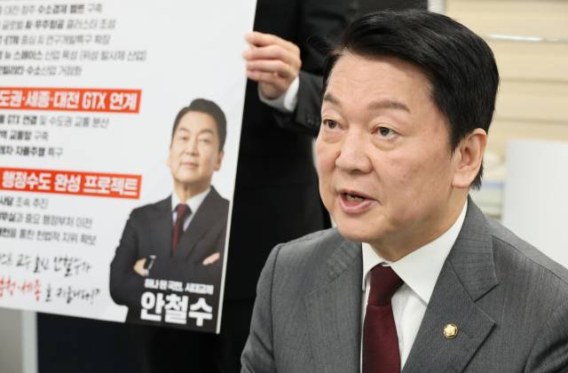 안철수 국민의힘 대선 예비후보가 28일 오전 대전시의회 기자실에 방문해 대전·충청지역 공약을 발표하고 있다. 연합뉴스