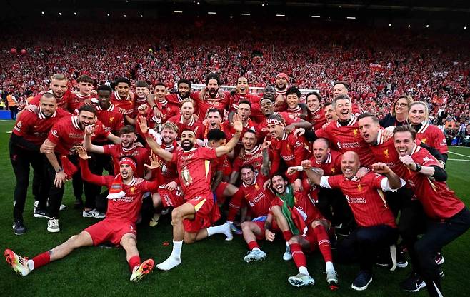 리버풀 선수들이 28일(한국시간) 토트넘과 EPL 34라운드 홈경기를 5-1로 이겨 우승을 확정한 뒤 기념촬영을 하고 있다. 사진출처|리버풀 홈페이지