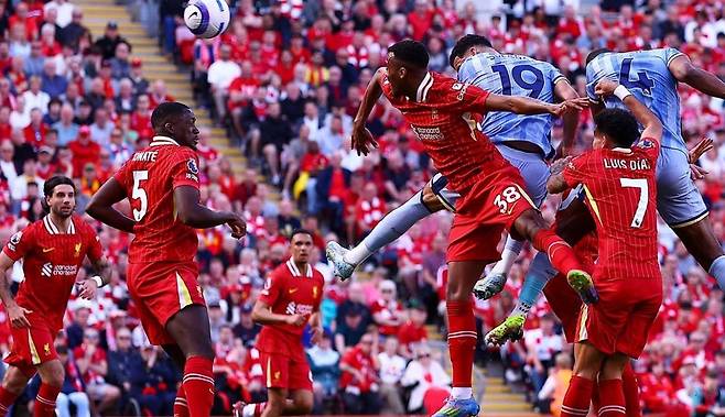 토트넘 도미닉 솔란케(19번)가 28일(한국시간) 리버풀과 EPL 34라운드 원정경기 전반 12분 헤더 선제골을 터트리고 있다. 사진출처|토트넘 홈페이지