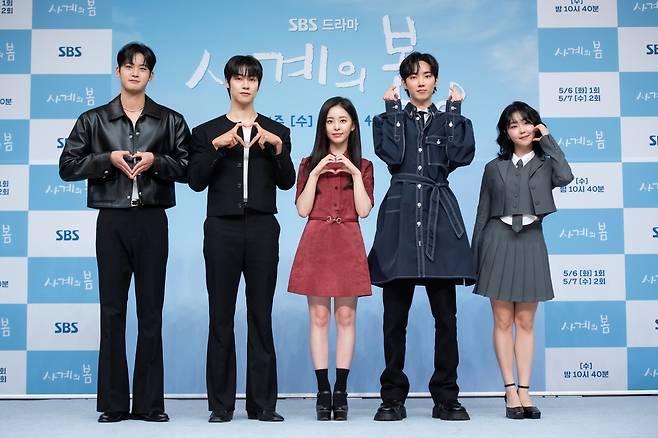 배우 김선민(왼쪽부터), 이승협, 박지후, 하유준, 서혜원이 28일 오후 서울 목동 SBS홀에서 열린 SBS 새 수요극 ‘사계의 봄’ 제작발표회에 참석해 포즈를 취하고 있다. 사진 SBS