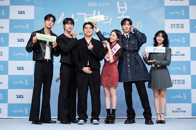 배우 김선민(왼쪽부터), 이승협, 김성용 감독, 박지후, 하유준, 서혜원이 28일 오후 서울 목동 SBS홀에서 열린 SBS 새 수요극 ‘사계의 봄’ 제작발표회에 참석해 포즈를 취하고 있다. 사진 SBS