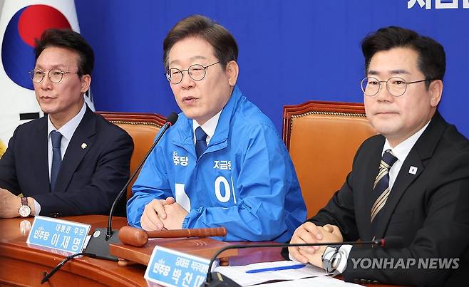 최고위에서 발언하는 이재명 대선 후보 (서울=연합뉴스) 김주성 기자 = 더불어민주당 이재명 대선 후보가 28일 서울 여의도 국회에서 열린 최고위원회의에서 발언하고 있다. 2025.4.28 utzza@yna.co.kr