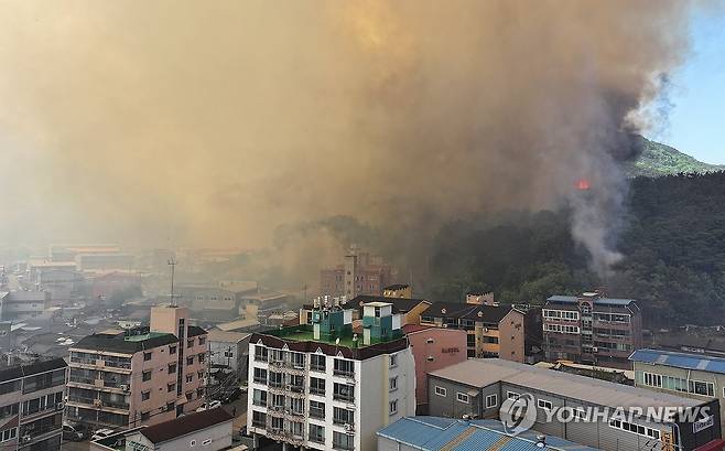 확산하는 대구 산불 (대구=연합뉴스) 윤관식 기자 = 28일 오후 2시 1분께 대구 북구 노곡동 함지산에서 발생한 산불이 인근인 조야동 민가까지 확산하고 있다. 2025.4.28 psik@yna.co.kr