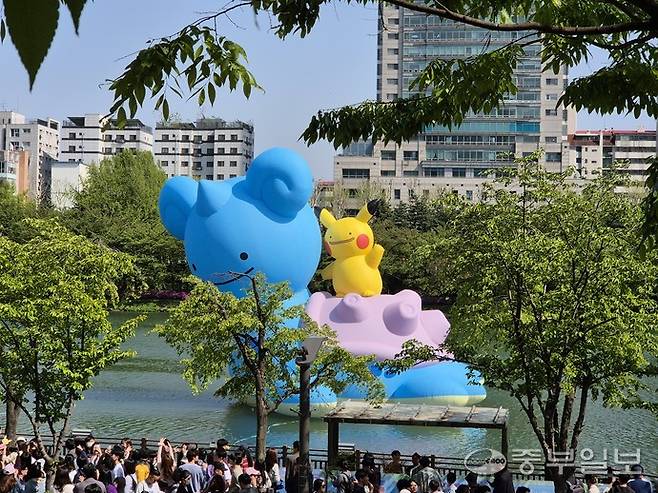 지난 26일 롯데 '포켓몬타운' 행사의 일환으로 포켓몬 대형풍선이 석촌호수에 띄워져 있다. 이성관기자