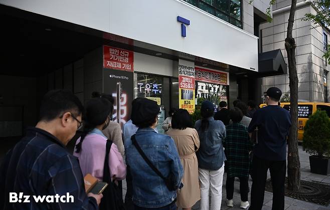 SK텔레콤이 유심 교체를 시작한 지난 28일 서울의 한 SK텔레콤 대리점 앞에 이 통신사 가입자들이 줄을 서고 있다./사진=이명근 기자 qwe123@