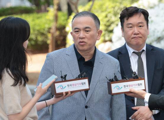 29일 ‘정치 브로커’ 명태균 씨가 윤석열 전 대통령 부부와 구(舊)여권 정치인 다수가 연루된 공천 개입·여론조사 의혹 관련 조사를 받기 위해 서초구 서울고검으로 들어서며 취재진 질문에 답하고 있다. (사진=연합뉴스)