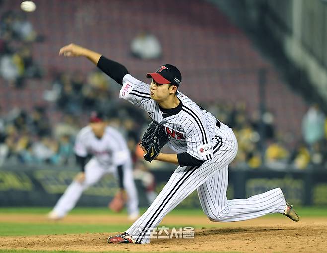 LG 김영우가 24일 잠실구장에서 열린 2025 KBO리그 NC와 경기 9회초 등판해 힘차게 공을 던지고 있다. 잠실 | 박진업 기자 upandup@sportsseoul.com