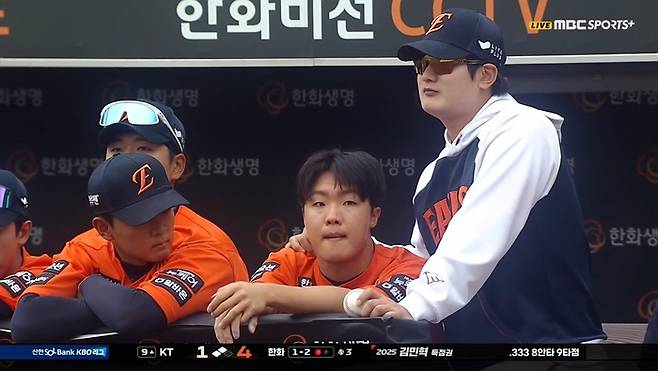 한화 정우주(가운데)가 27일 대전 한화생명 볼파크에서 열린 2025 KBO리그 정규시즌 KT전 9회초 마운드서 내려온 후 아쉬운 표정을 짓고 있다. 그런 정우주를 김서현(오른쪽)이 위로하고 있다. 사진 | 티빙