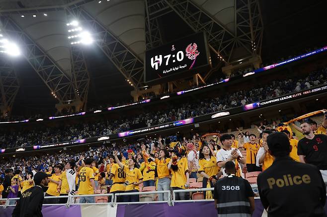 킹압둘라스포츠시티스타디움(제다, 사우디아라비아)/ 2024-2025 AFC 챔피언스리그 엘리트/ 파이널 스테이지/ ACLE/ 8강전/ 알힐랄SFC vs 광주FC/ 경기 종료/ 전광판/ 경기 스코어 안내/ 광주팬/ 관중/ 원정팬/ 응원/ 성원/ 사진 정재훈