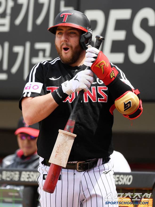 KIA 네일이 던진 스위퍼를 대기타석에서 지켜본 LG 오스틴 반응.