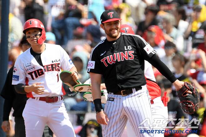 안타 치고 1루에 나온 박찬호는 오스틴과 눈이 마추치지 않으려 애썼다.
