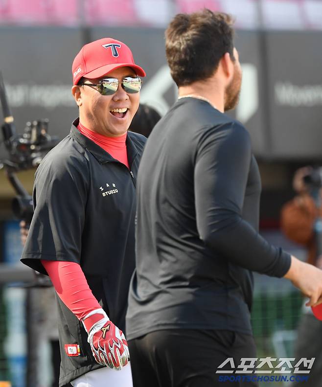 미워할 수 없는 오스틴 넉살에 이범호 감독은 미소 지었다.