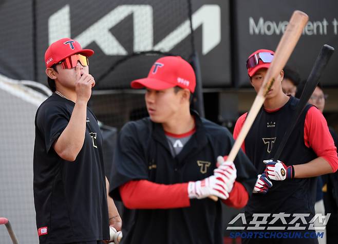 오스틴 향해 담장을 넘기겠다는 제스처를 취한 김도영은 복귀 이틀 만에 솔로포를 터뜨렸다.